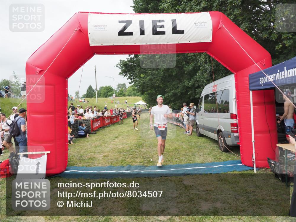 21.06.2025 - 27. Vierlanden-Triathlon MichiJ http://msf.ph/oto/8034507 15.06.2026 12:58:25 Ziel 3, 11 meine-sportfotos.de