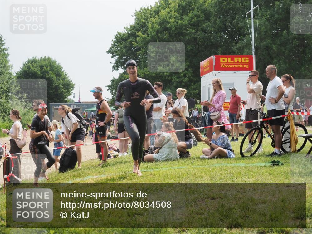 15.06.2025 - 27. Vierlanden-Triathlon KatJ http://msf.ph/oto/8034508 15.06.2025 11:18:32 Schwimmen 912, 933, 970 meine-sportfotos.de
