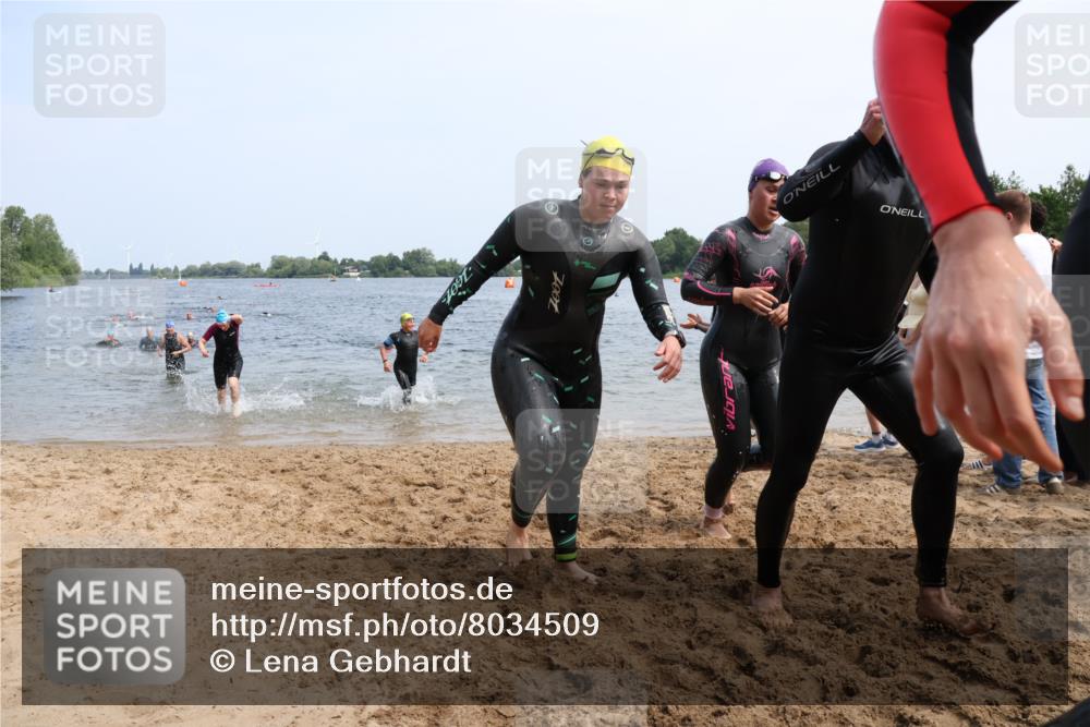 15.06.2025 - 27. Vierlanden-Triathlon Lena Gebhardt http://msf.ph/oto/8034509 15.06.2025 11:20:01 Schwimmen 806, 889, 899, 930, 932, 940, 964, 976 meine-sportfotos.de