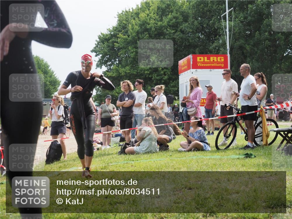 15.06.2025 - 27. Vierlanden-Triathlon KatJ http://msf.ph/oto/8034511 15.06.2025 11:18:34 Schwimmen 912, 933, 970 meine-sportfotos.de