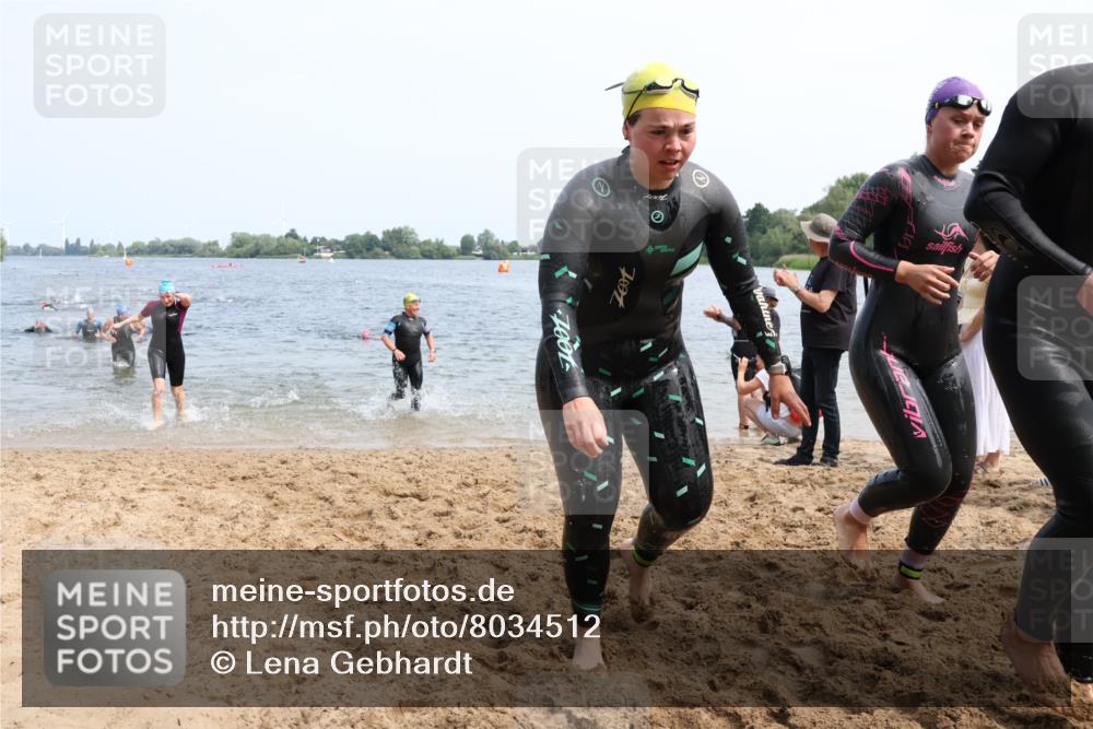 15.06.2025 - 27. Vierlanden-Triathlon Lena Gebhardt http://msf.ph/oto/8034512 15.06.2025 11:20:02 Schwimmen 806, 889, 930, 932, 940, 964, 976 meine-sportfotos.de