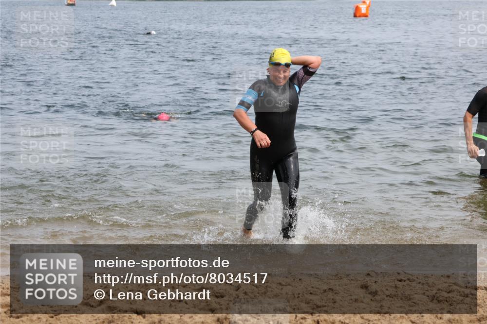 15.06.2025 - 27. Vierlanden-Triathlon Lena Gebhardt http://msf.ph/oto/8034517 15.06.2025 11:20:02 Schwimmen 806, 889, 930, 932, 940, 964, 976 meine-sportfotos.de
