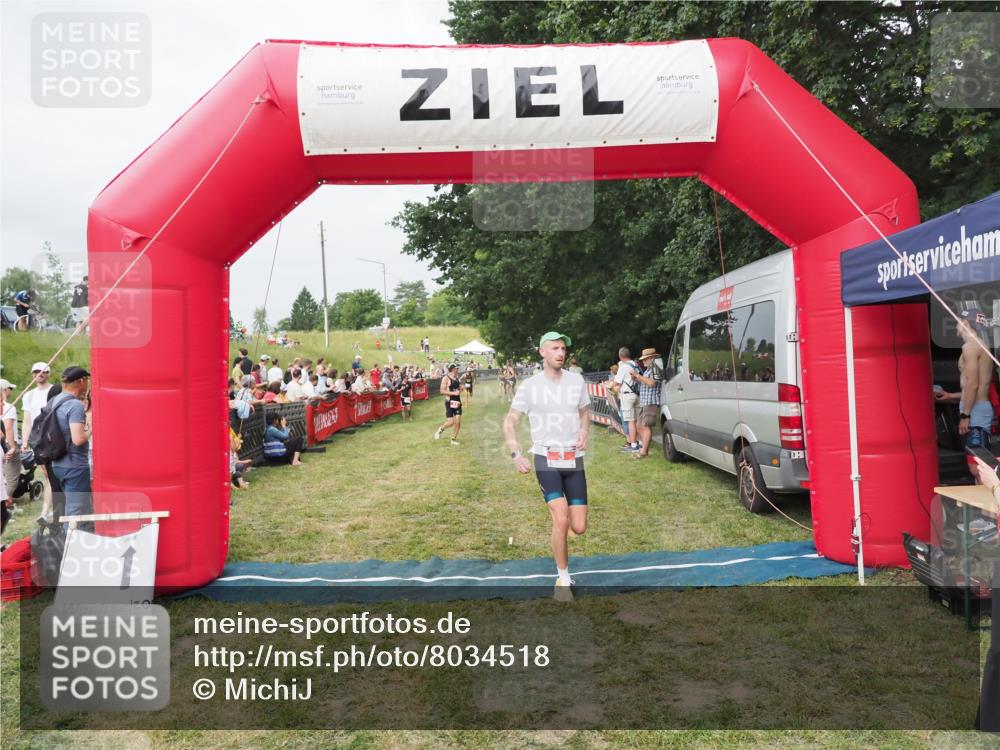 21.06.2025 - 27. Vierlanden-Triathlon MichiJ http://msf.ph/oto/8034518 15.06.2026 12:58:26 Ziel 3, 11 meine-sportfotos.de