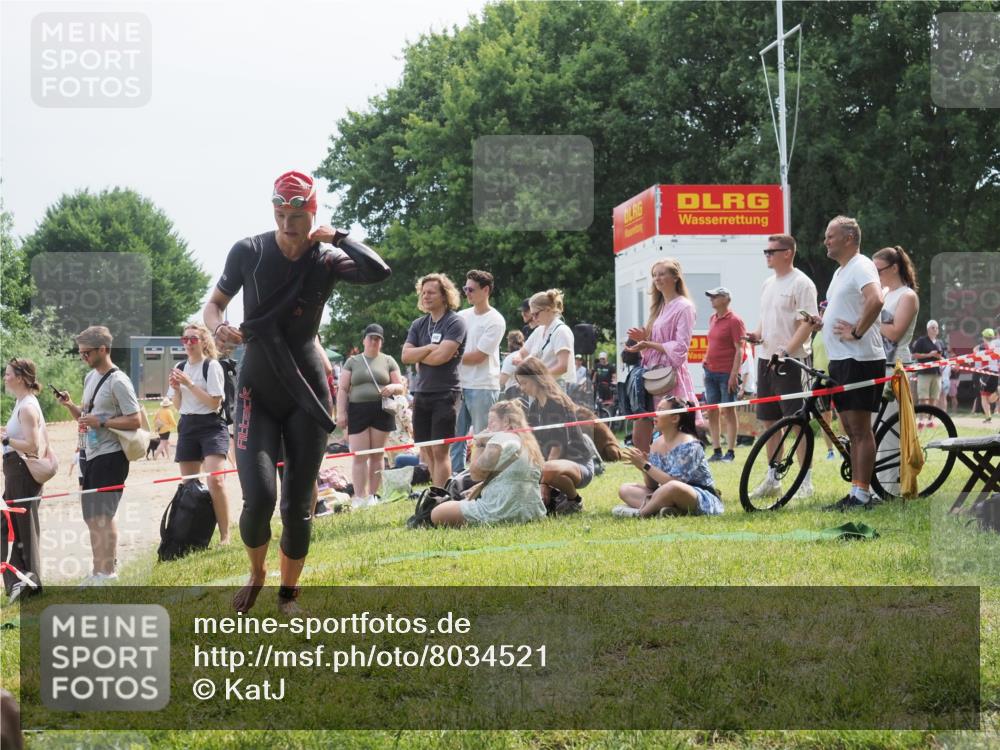 15.06.2025 - 27. Vierlanden-Triathlon KatJ http://msf.ph/oto/8034521 15.06.2025 11:18:35 Schwimmen 909, 912, 970 meine-sportfotos.de