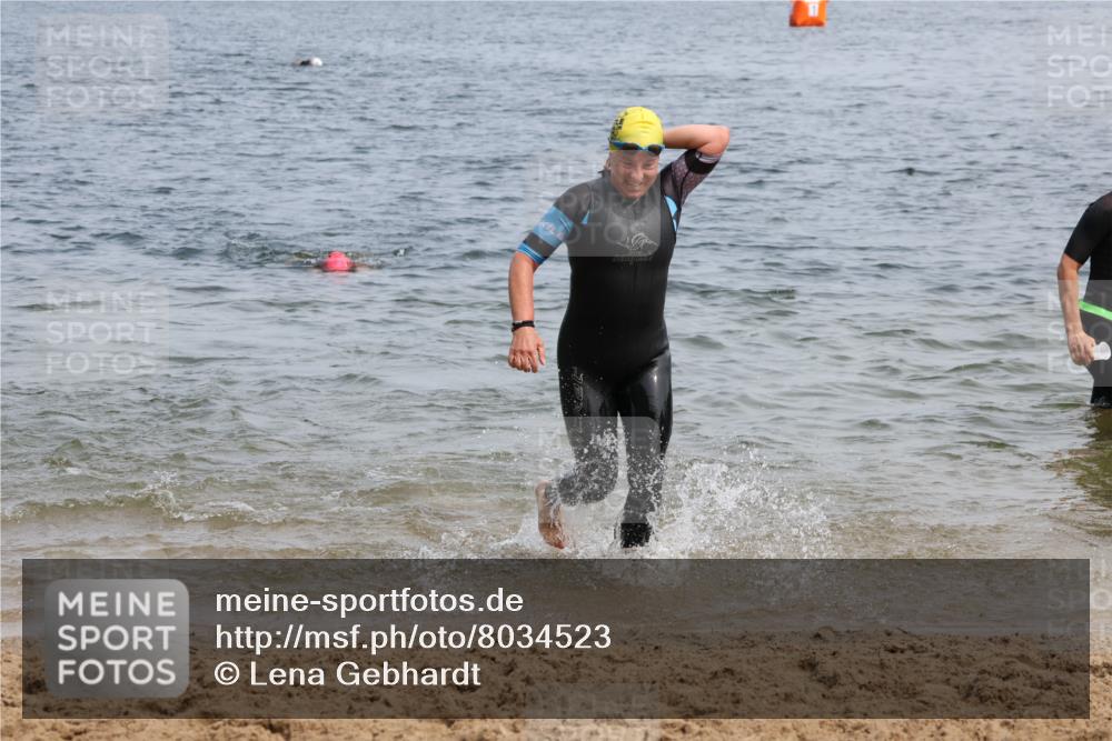 15.06.2025 - 27. Vierlanden-Triathlon Lena Gebhardt http://msf.ph/oto/8034523 15.06.2025 11:20:02 Schwimmen 806, 889, 930, 932, 940, 964, 976 meine-sportfotos.de