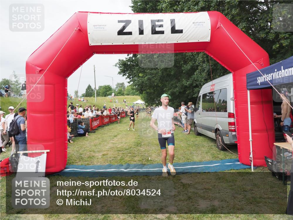 21.06.2025 - 27. Vierlanden-Triathlon MichiJ http://msf.ph/oto/8034524 15.06.2026 12:58:26 Ziel 3, 11 meine-sportfotos.de
