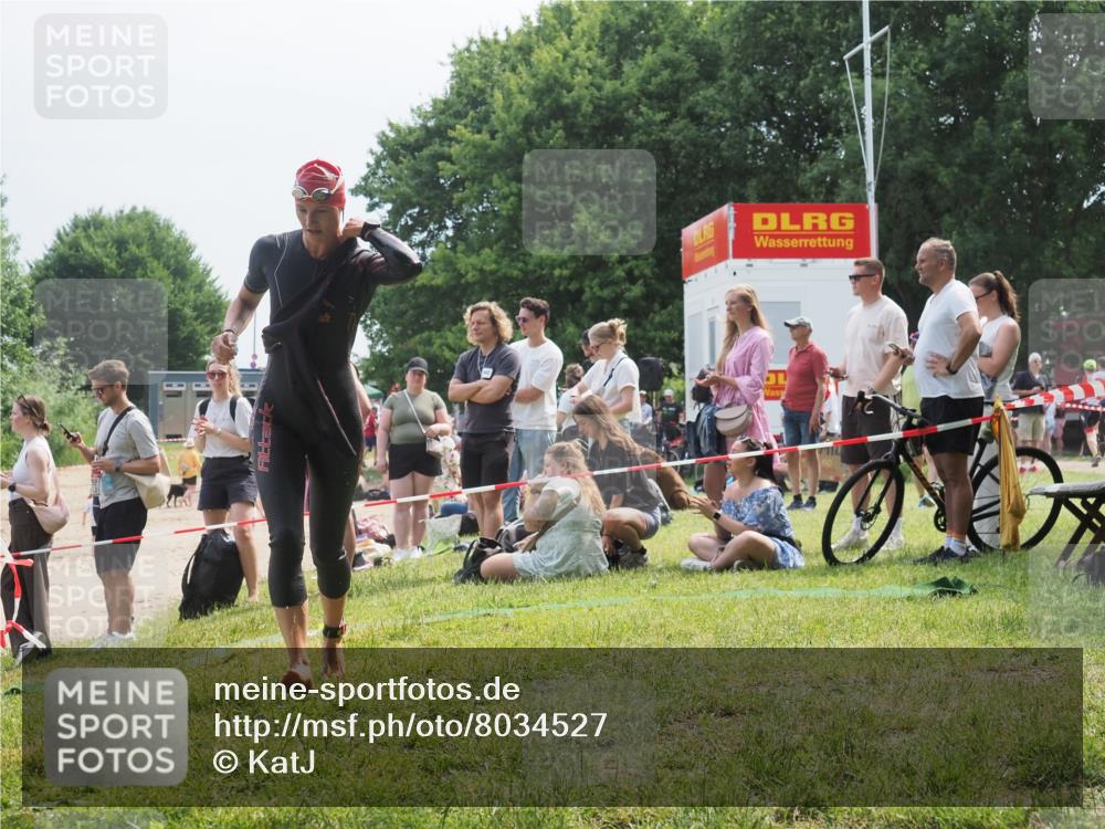 15.06.2025 - 27. Vierlanden-Triathlon KatJ http://msf.ph/oto/8034527 15.06.2025 11:18:35 Schwimmen 909, 912, 970 meine-sportfotos.de