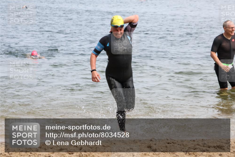 15.06.2025 - 27. Vierlanden-Triathlon Lena Gebhardt http://msf.ph/oto/8034528 15.06.2025 11:20:03 Schwimmen 806, 889, 930, 932, 940, 964, 976 meine-sportfotos.de