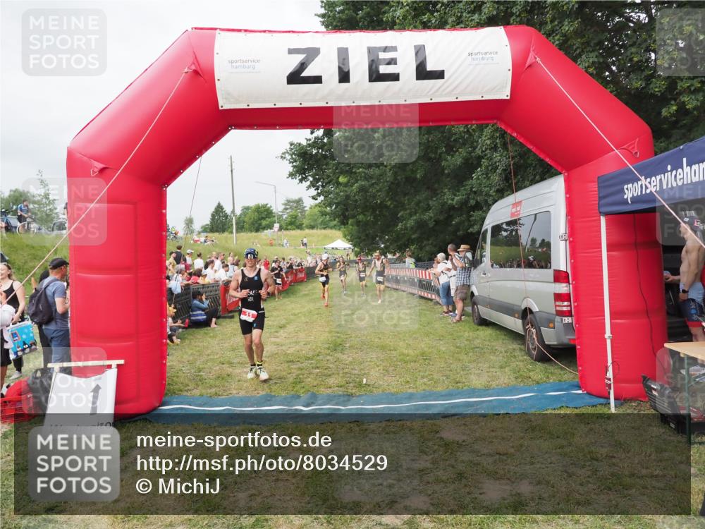 21.06.2025 - 27. Vierlanden-Triathlon MichiJ http://msf.ph/oto/8034529 15.06.2026 12:58:28 Ziel 3, 11, 1034, 1035, 1036, 1037 meine-sportfotos.de
