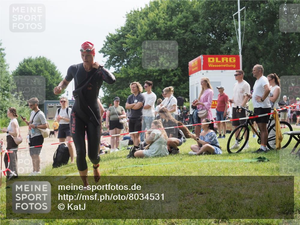 15.06.2025 - 27. Vierlanden-Triathlon KatJ http://msf.ph/oto/8034531 15.06.2025 11:18:35 Schwimmen 909, 912, 970 meine-sportfotos.de