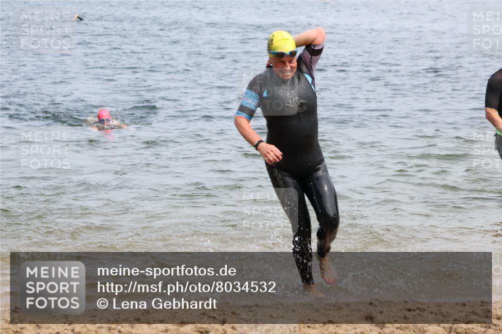 15.06.2025 - 27. Vierlanden-Triathlon Lena Gebhardt http://msf.ph/oto/8034532 15.06.2025 11:20:03 Schwimmen 806, 889, 930, 932, 940, 964, 976 meine-sportfotos.de