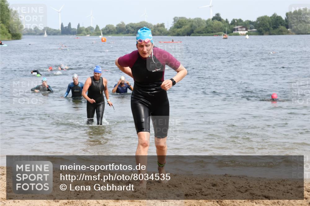 15.06.2025 - 27. Vierlanden-Triathlon Lena Gebhardt http://msf.ph/oto/8034535 15.06.2025 11:20:04 Schwimmen 806, 889, 930, 932, 940, 964, 976 meine-sportfotos.de
