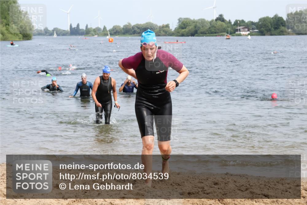 15.06.2025 - 27. Vierlanden-Triathlon Lena Gebhardt http://msf.ph/oto/8034539 15.06.2025 11:20:04 Schwimmen 806, 889, 930, 932, 940, 964, 976 meine-sportfotos.de