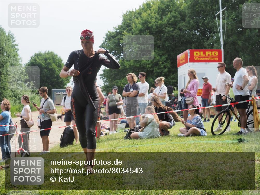 15.06.2025 - 27. Vierlanden-Triathlon KatJ http://msf.ph/oto/8034543 15.06.2025 11:18:35 Schwimmen 909, 912, 970 meine-sportfotos.de