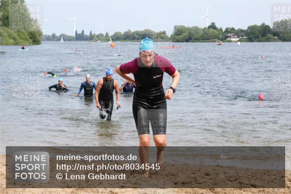 15.06.2025 - 27. Vierlanden-Triathlon Lena Gebhardt http://msf.ph/oto/8034545 15.06.2025 11:20:04 Schwimmen 806, 889, 930, 932, 940, 964, 976 meine-sportfotos.de