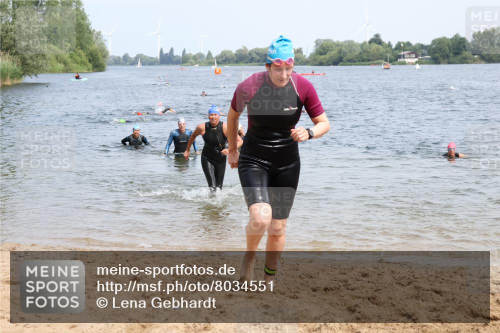 15.06.2025 - 27. Vierlanden-Triathlon Lena Gebhardt http://msf.ph/oto/8034551 15.06.2025 11:20:04 Schwimmen 806, 889, 930, 932, 940, 964, 976 meine-sportfotos.de