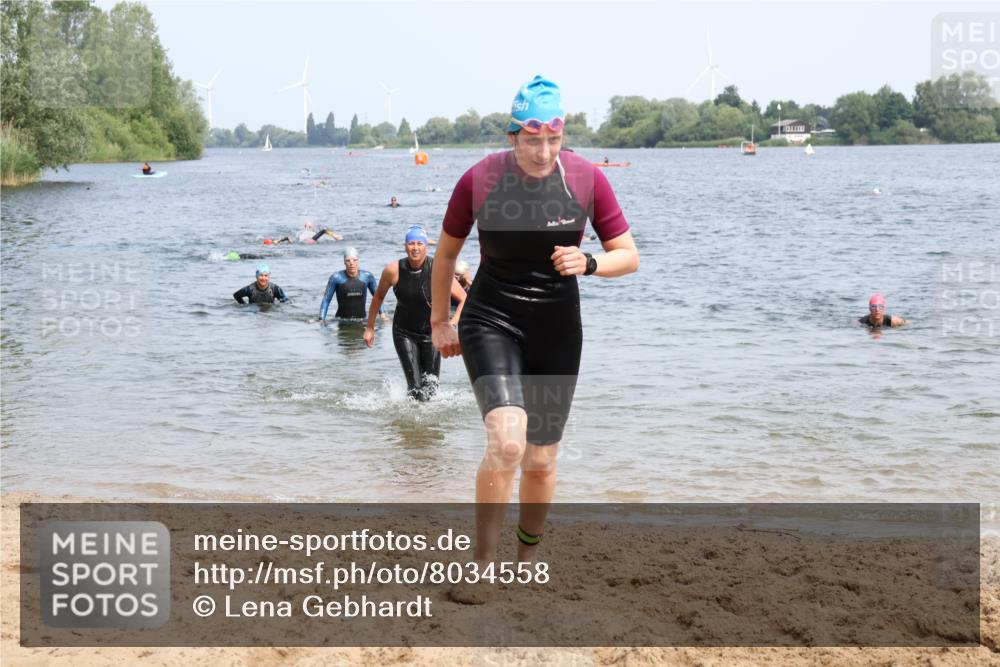 15.06.2025 - 27. Vierlanden-Triathlon Lena Gebhardt http://msf.ph/oto/8034558 15.06.2025 11:20:04 Schwimmen 806, 889, 930, 932, 940, 964, 976 meine-sportfotos.de