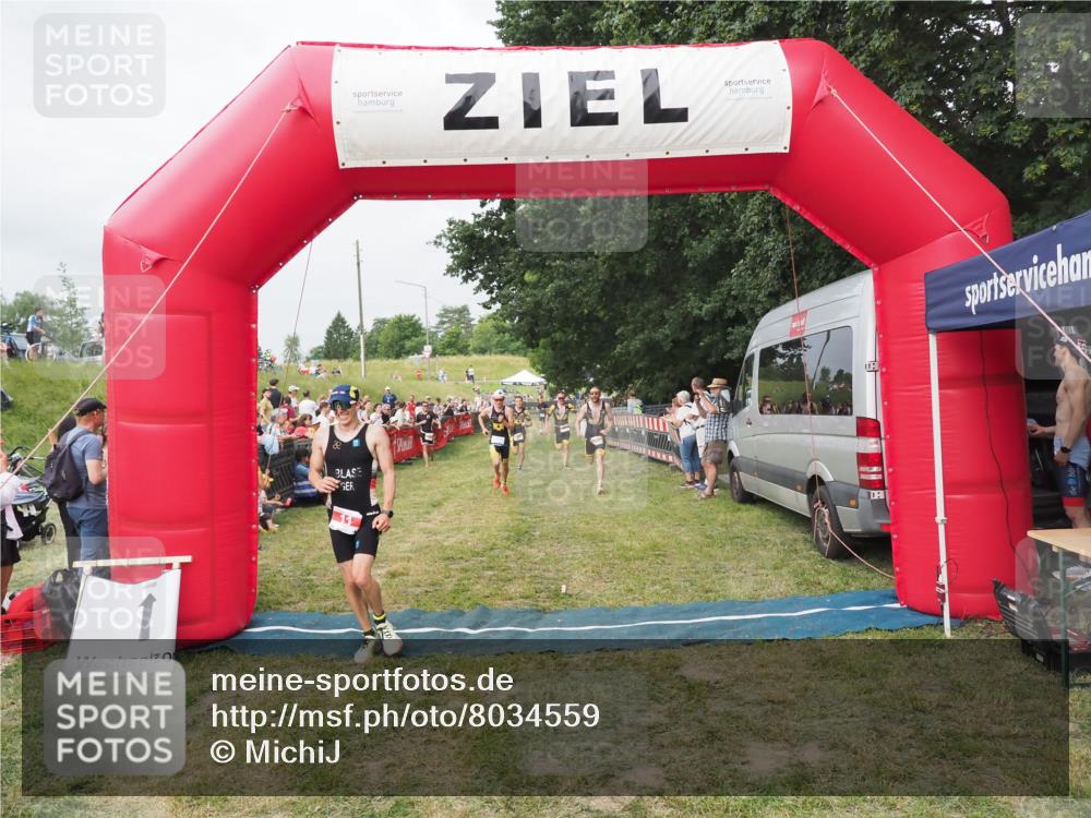 21.06.2025 - 27. Vierlanden-Triathlon MichiJ http://msf.ph/oto/8034559 15.06.2026 12:58:29 Ziel 3, 11, 1034, 1035, 1036, 1037 meine-sportfotos.de