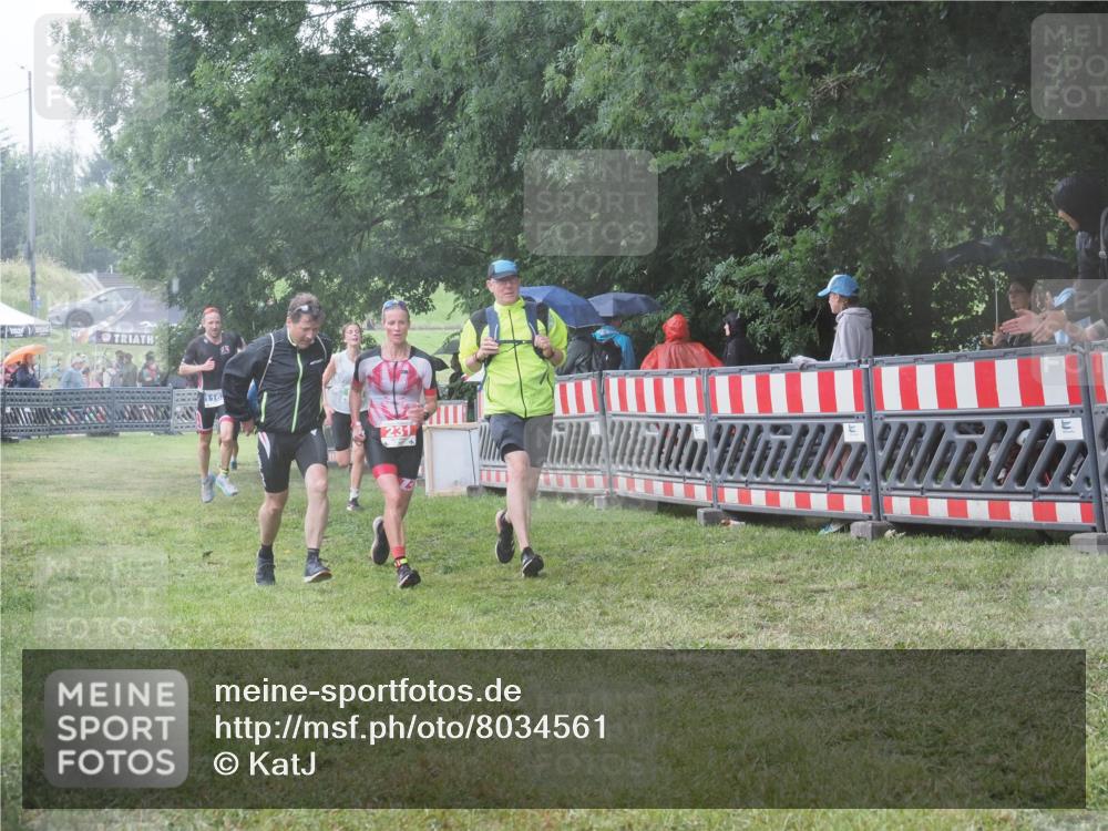 21.06.2025 - 27. Vierlanden-Triathlon KatJ http://msf.ph/oto/8034561 15.06.2025 13:49:14 Ziel 231, 924, 1162 meine-sportfotos.de