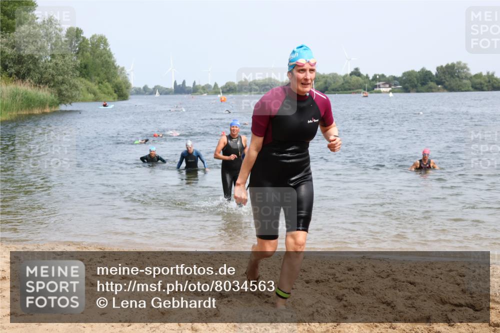 15.06.2025 - 27. Vierlanden-Triathlon Lena Gebhardt http://msf.ph/oto/8034563 15.06.2025 11:20:05 Schwimmen 806, 889, 930, 932, 940, 964, 976 meine-sportfotos.de