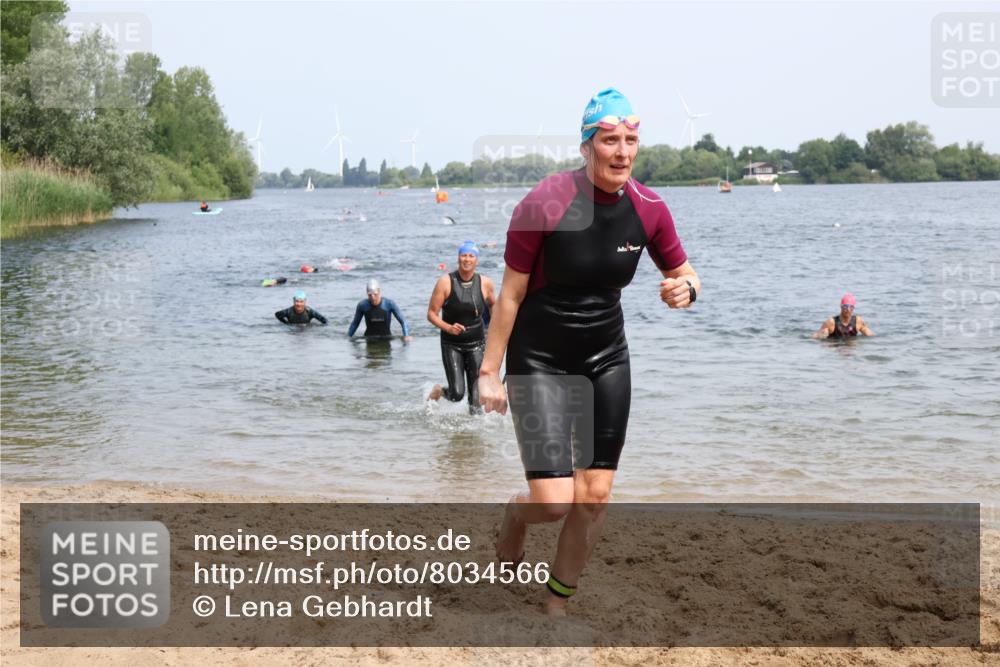 15.06.2025 - 27. Vierlanden-Triathlon Lena Gebhardt http://msf.ph/oto/8034566 15.06.2025 11:20:05 Schwimmen 806, 889, 930, 932, 940, 964, 976 meine-sportfotos.de