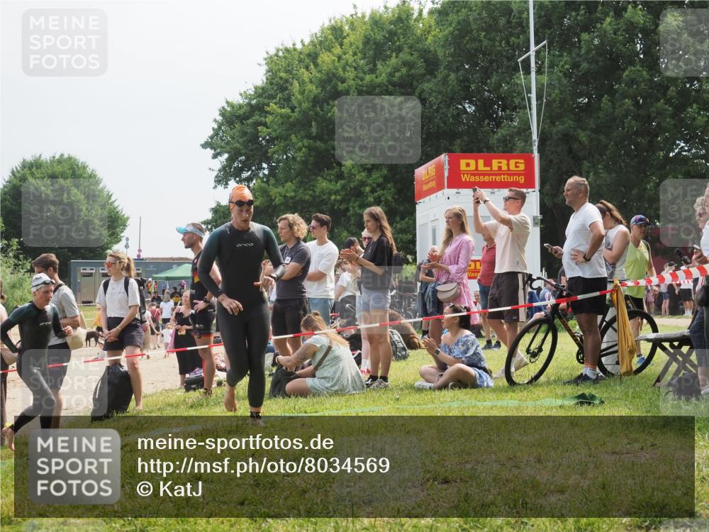 15.06.2025 - 27. Vierlanden-Triathlon KatJ http://msf.ph/oto/8034569 15.06.2025 11:18:42 Schwimmen 909, 912, 925, 939 meine-sportfotos.de