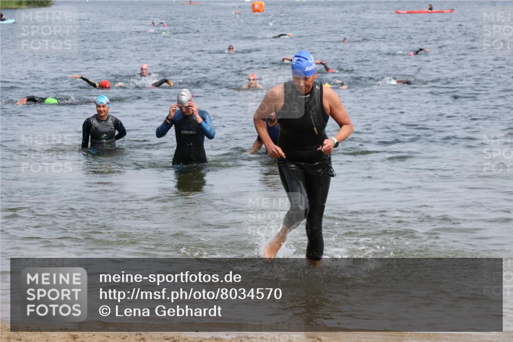 15.06.2025 - 27. Vierlanden-Triathlon Lena Gebhardt http://msf.ph/oto/8034570 15.06.2025 11:20:06 Schwimmen 806, 889, 930, 932, 940, 964, 976 meine-sportfotos.de