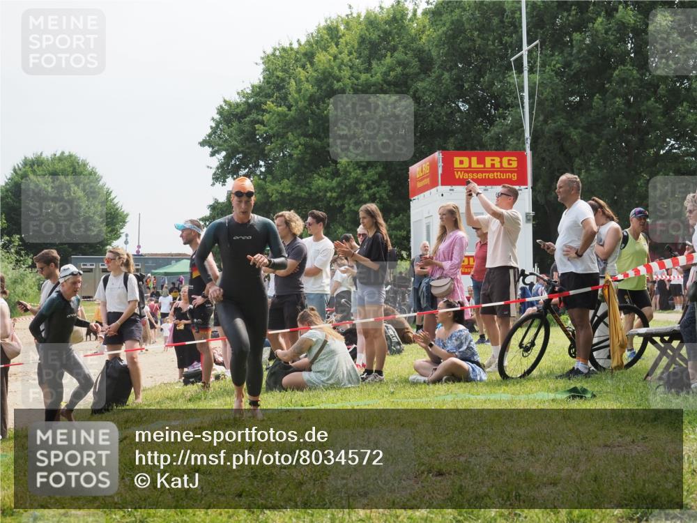 15.06.2025 - 27. Vierlanden-Triathlon KatJ http://msf.ph/oto/8034572 15.06.2025 11:18:42 Schwimmen 909, 912, 925, 939 meine-sportfotos.de
