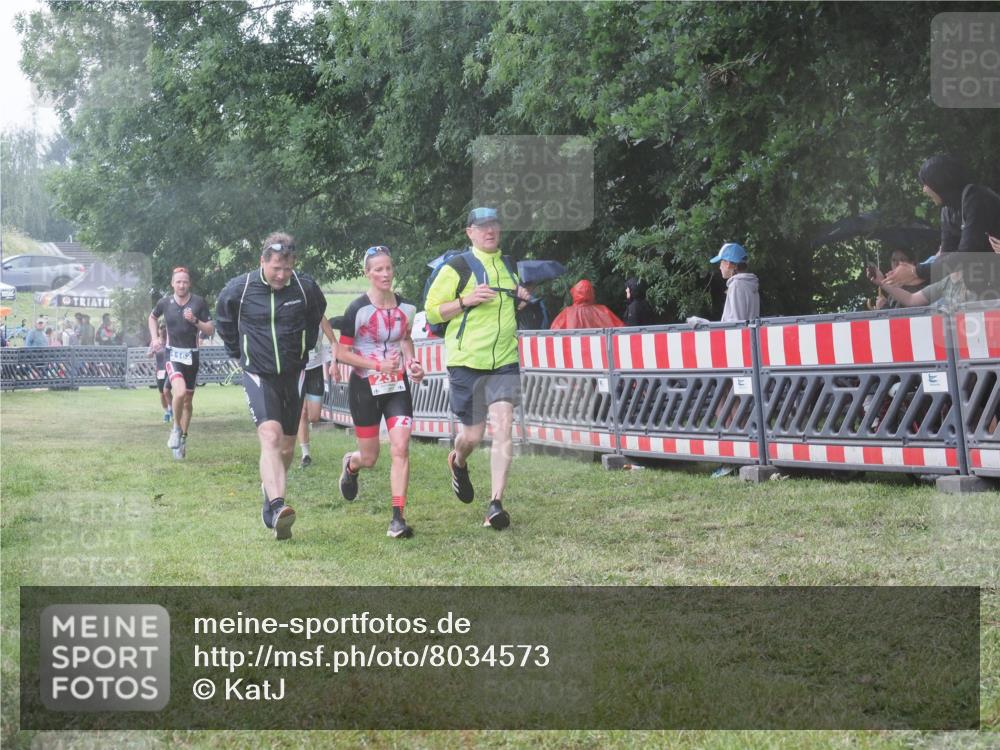 21.06.2025 - 27. Vierlanden-Triathlon KatJ http://msf.ph/oto/8034573 15.06.2025 13:49:15 Ziel 142, 231, 924, 1162 meine-sportfotos.de
