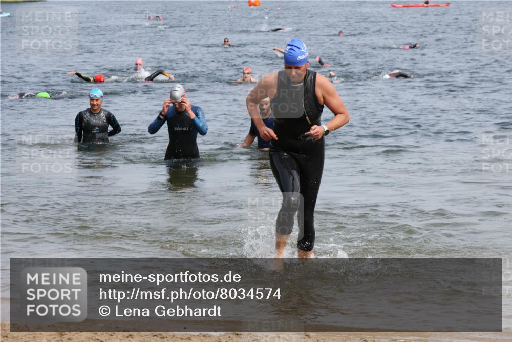 15.06.2025 - 27. Vierlanden-Triathlon Lena Gebhardt http://msf.ph/oto/8034574 15.06.2025 11:20:06 Schwimmen 806, 889, 930, 932, 940, 964, 976 meine-sportfotos.de