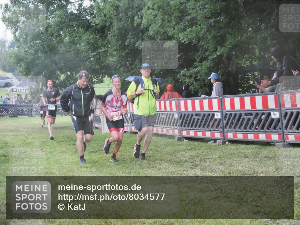 21.06.2025 - 27. Vierlanden-Triathlon KatJ http://msf.ph/oto/8034577 15.06.2025 13:49:15 Ziel 142, 231, 924, 1162 meine-sportfotos.de