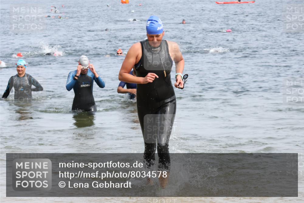 15.06.2025 - 27. Vierlanden-Triathlon Lena Gebhardt http://msf.ph/oto/8034578 15.06.2025 11:20:07 Schwimmen 806, 889, 930, 932, 940, 964, 976 meine-sportfotos.de