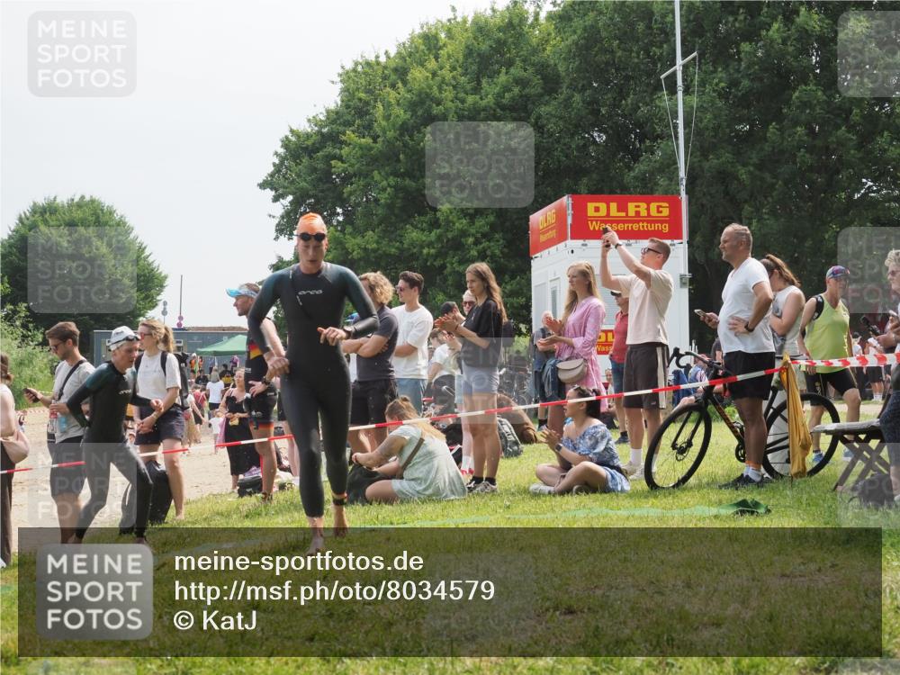15.06.2025 - 27. Vierlanden-Triathlon KatJ http://msf.ph/oto/8034579 15.06.2025 11:18:42 Schwimmen 909, 912, 925, 939 meine-sportfotos.de