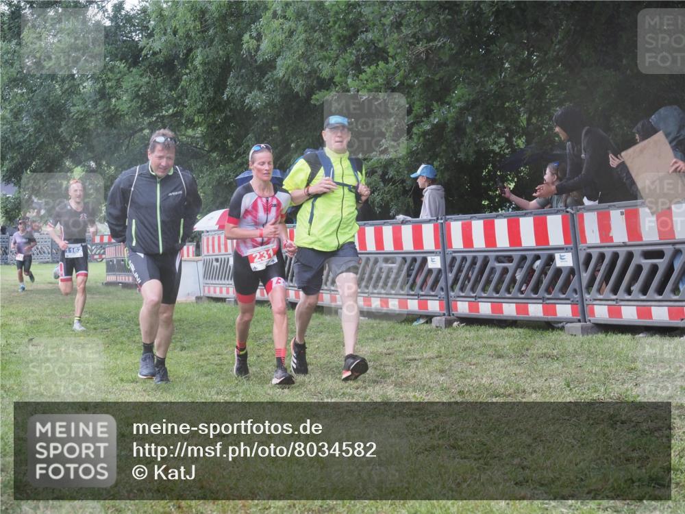 21.06.2025 - 27. Vierlanden-Triathlon KatJ http://msf.ph/oto/8034582 15.06.2025 13:49:15 Ziel 142, 231, 924, 1162 meine-sportfotos.de