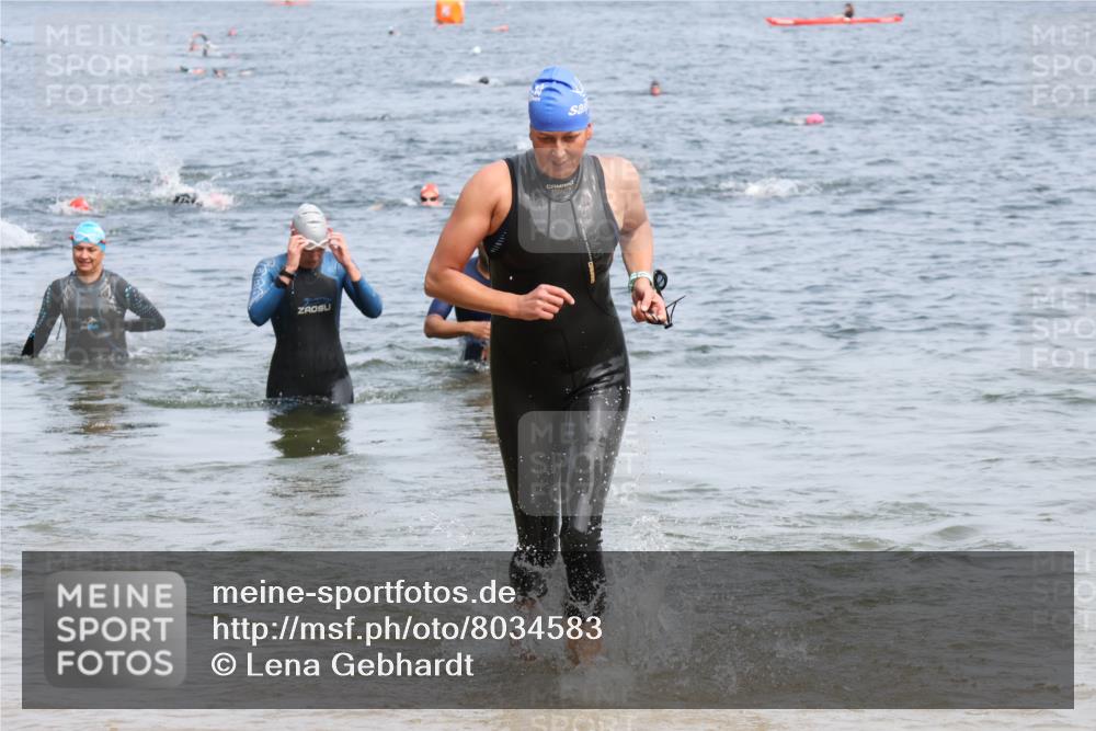 15.06.2025 - 27. Vierlanden-Triathlon Lena Gebhardt http://msf.ph/oto/8034583 15.06.2025 11:20:07 Schwimmen 806, 889, 930, 932, 940, 964, 976 meine-sportfotos.de