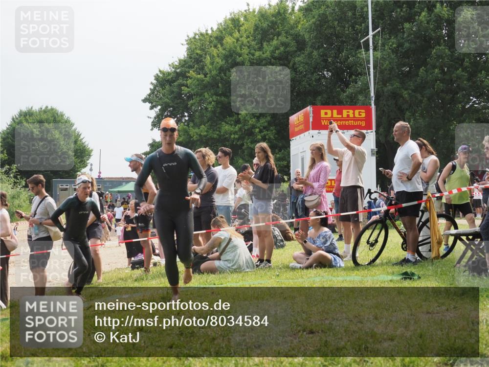 15.06.2025 - 27. Vierlanden-Triathlon KatJ http://msf.ph/oto/8034584 15.06.2025 11:18:43 Schwimmen 909, 912, 925, 939 meine-sportfotos.de