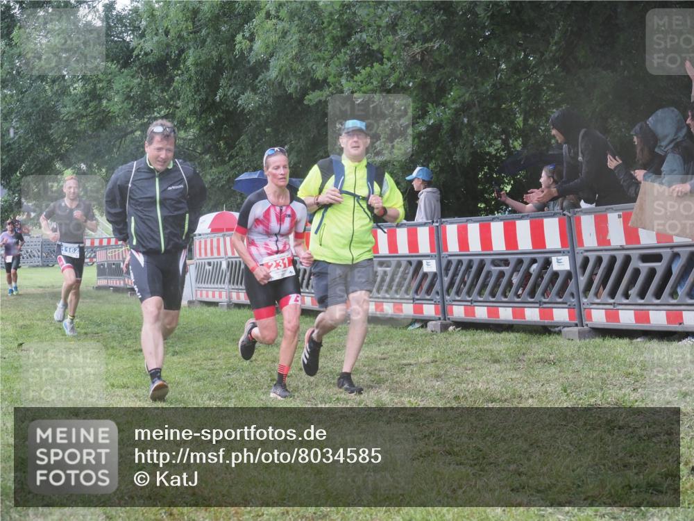 21.06.2025 - 27. Vierlanden-Triathlon KatJ http://msf.ph/oto/8034585 15.06.2025 13:49:15 Ziel 142, 231, 924, 1162 meine-sportfotos.de
