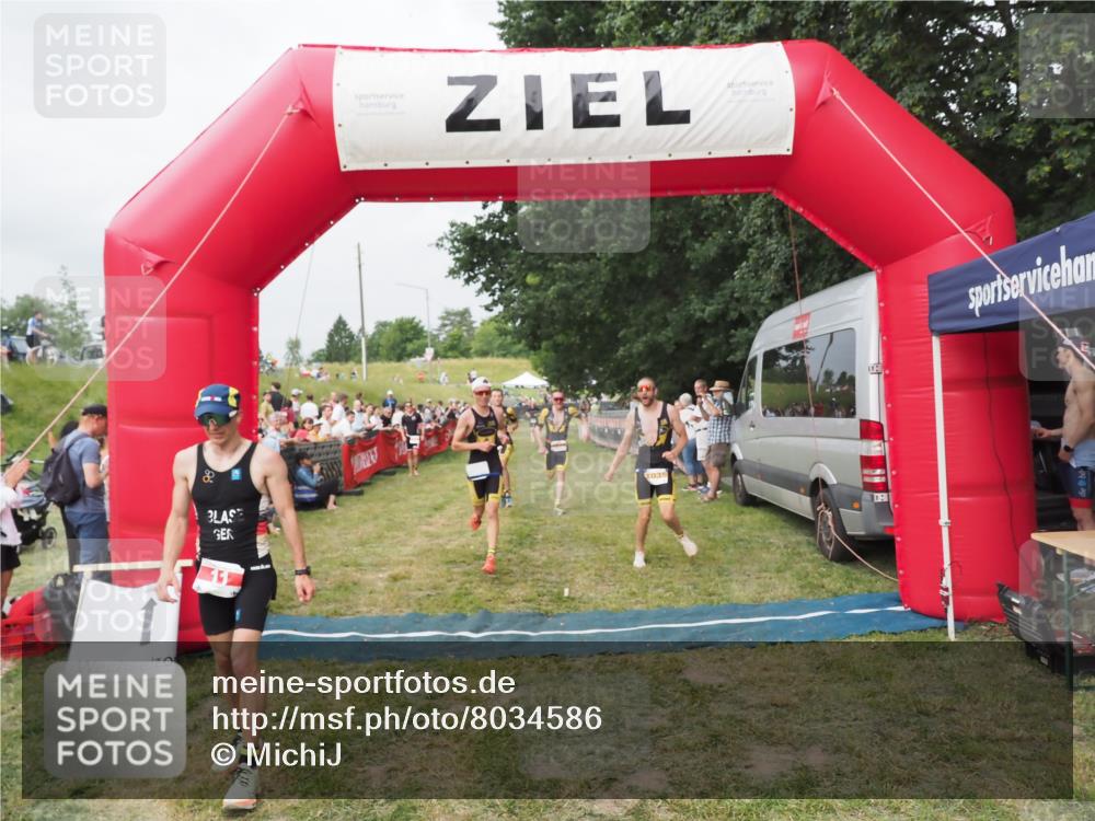 21.06.2025 - 27. Vierlanden-Triathlon MichiJ http://msf.ph/oto/8034586 15.06.2026 12:58:31 Ziel 3, 11, 1034, 1035, 1036, 1037 meine-sportfotos.de