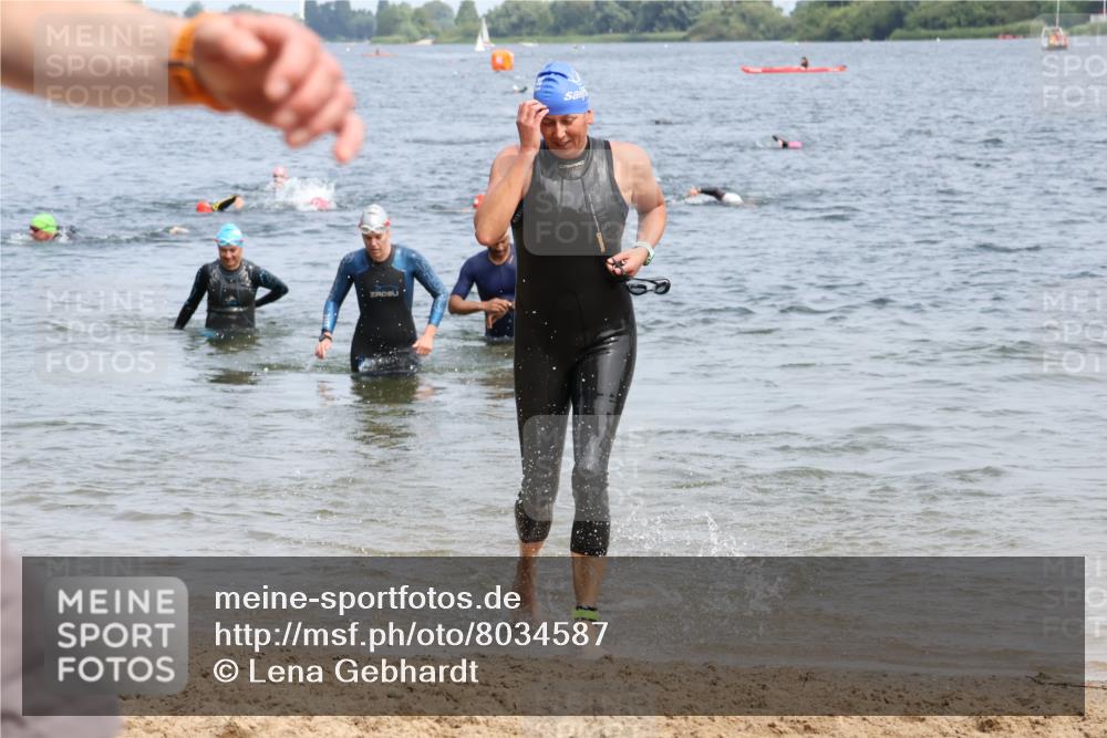 15.06.2025 - 27. Vierlanden-Triathlon Lena Gebhardt http://msf.ph/oto/8034587 15.06.2025 11:20:07 Schwimmen 806, 889, 930, 932, 940, 964, 976 meine-sportfotos.de