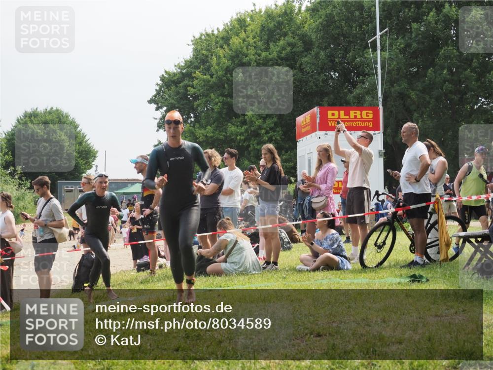 15.06.2025 - 27. Vierlanden-Triathlon KatJ http://msf.ph/oto/8034589 15.06.2025 11:18:43 Schwimmen 909, 912, 925, 939 meine-sportfotos.de
