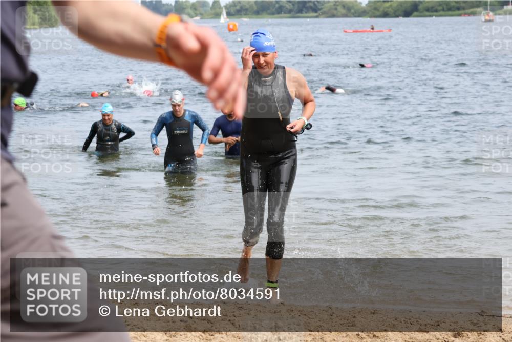 15.06.2025 - 27. Vierlanden-Triathlon Lena Gebhardt http://msf.ph/oto/8034591 15.06.2025 11:20:08 Schwimmen 806, 889, 930, 932, 940, 964, 976 meine-sportfotos.de
