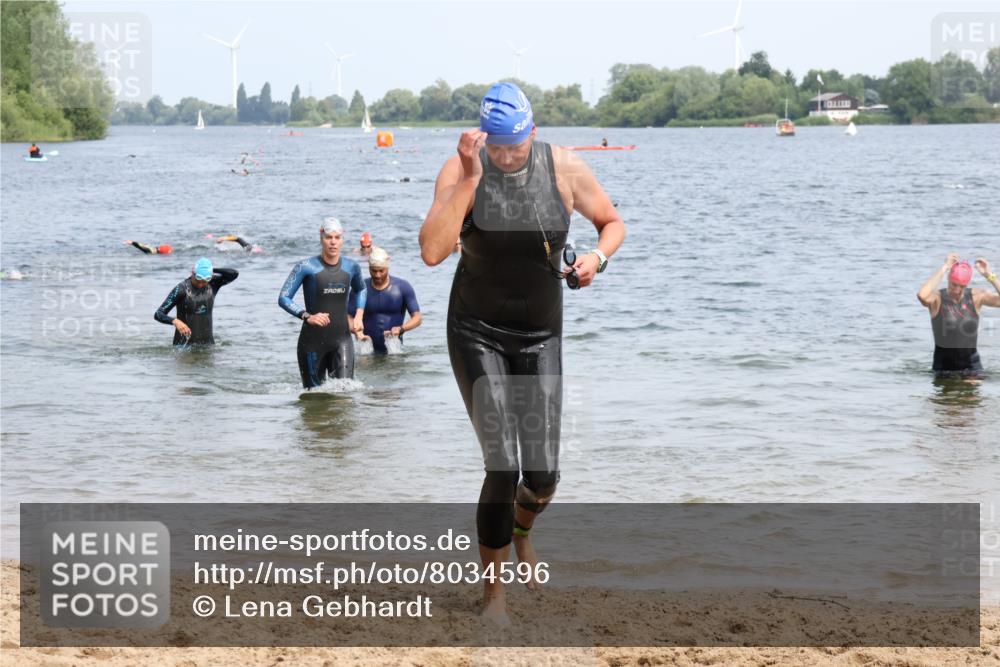 15.06.2025 - 27. Vierlanden-Triathlon Lena Gebhardt http://msf.ph/oto/8034596 15.06.2025 11:20:09 Schwimmen 806, 880, 889, 930, 932, 940, 964, 976 meine-sportfotos.de