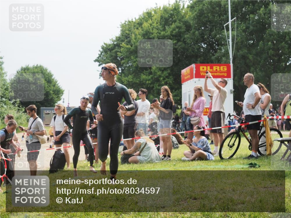 15.06.2025 - 27. Vierlanden-Triathlon KatJ http://msf.ph/oto/8034597 15.06.2025 11:18:43 Schwimmen 909, 912, 925, 939 meine-sportfotos.de