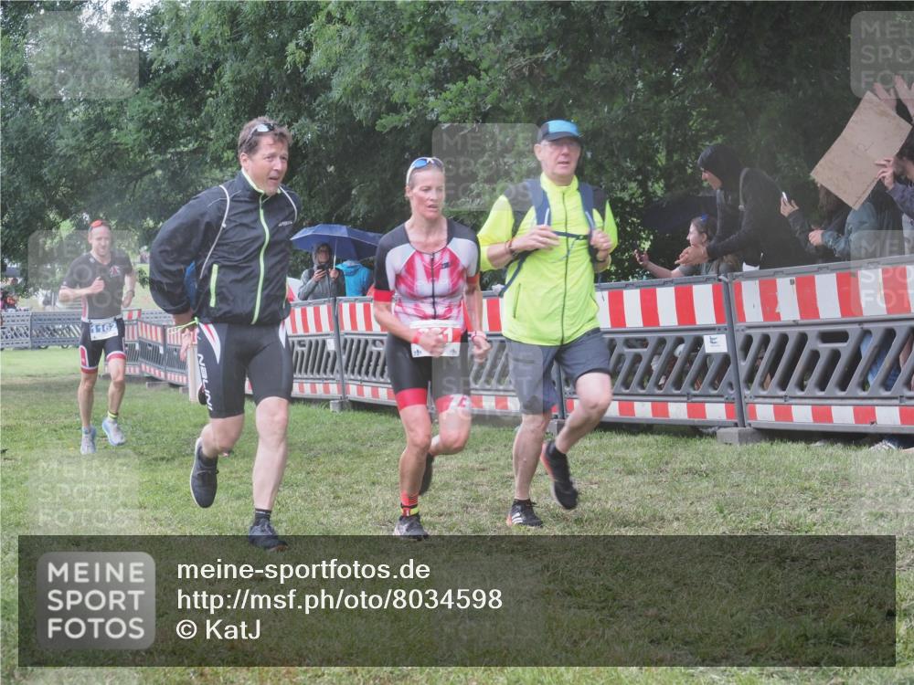 21.06.2025 - 27. Vierlanden-Triathlon KatJ http://msf.ph/oto/8034598 15.06.2025 13:49:16 Ziel 142, 231, 924, 1162 meine-sportfotos.de