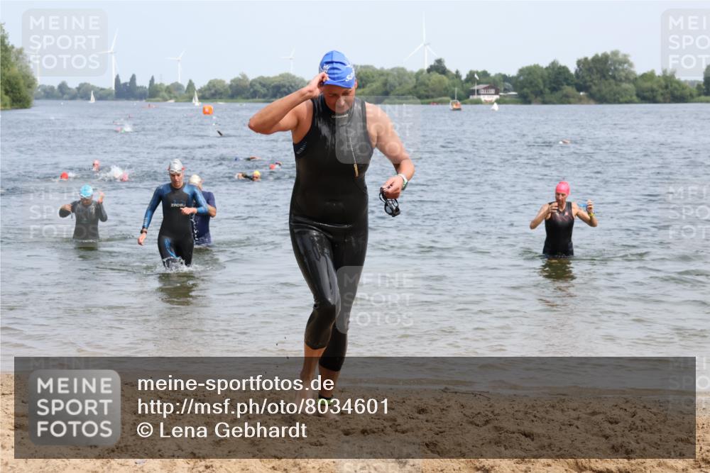 15.06.2025 - 27. Vierlanden-Triathlon Lena Gebhardt http://msf.ph/oto/8034601 15.06.2025 11:20:09 Schwimmen 806, 880, 889, 930, 932, 940, 964, 976 meine-sportfotos.de