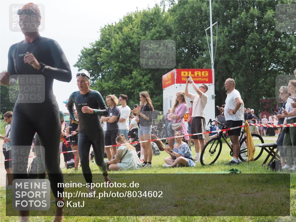 15.06.2025 - 27. Vierlanden-Triathlon KatJ http://msf.ph/oto/8034602 15.06.2025 11:18:44 Schwimmen 885, 909, 925, 939 meine-sportfotos.de