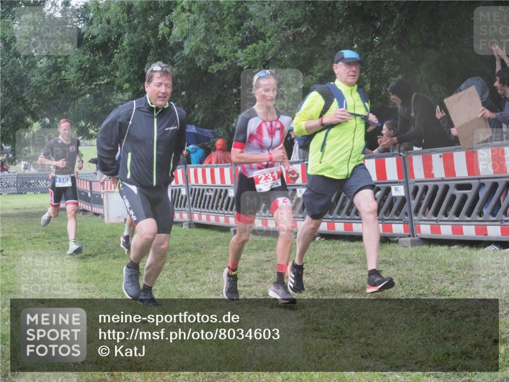 21.06.2025 - 27. Vierlanden-Triathlon KatJ http://msf.ph/oto/8034603 15.06.2025 13:49:16 Ziel 142, 231, 924, 1162 meine-sportfotos.de