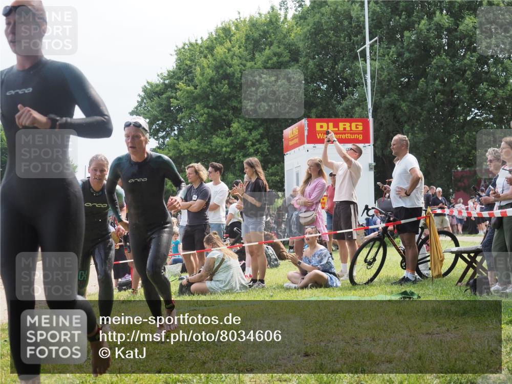 15.06.2025 - 27. Vierlanden-Triathlon KatJ http://msf.ph/oto/8034606 15.06.2025 11:18:45 Schwimmen 885, 909, 925, 939 meine-sportfotos.de