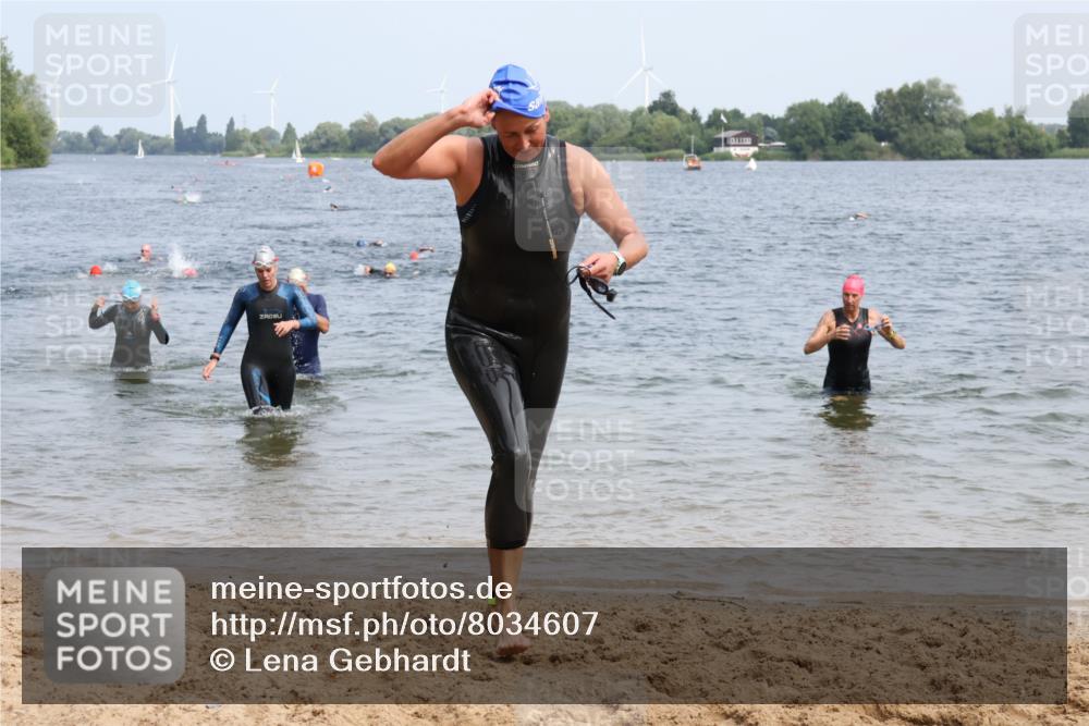 15.06.2025 - 27. Vierlanden-Triathlon Lena Gebhardt http://msf.ph/oto/8034607 15.06.2025 11:20:09 Schwimmen 806, 880, 889, 930, 932, 940, 964, 976 meine-sportfotos.de