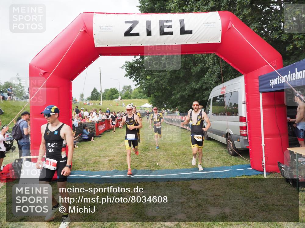 21.06.2025 - 27. Vierlanden-Triathlon MichiJ http://msf.ph/oto/8034608 15.06.2026 12:58:31 Ziel 3, 11, 1034, 1035, 1036, 1037 meine-sportfotos.de